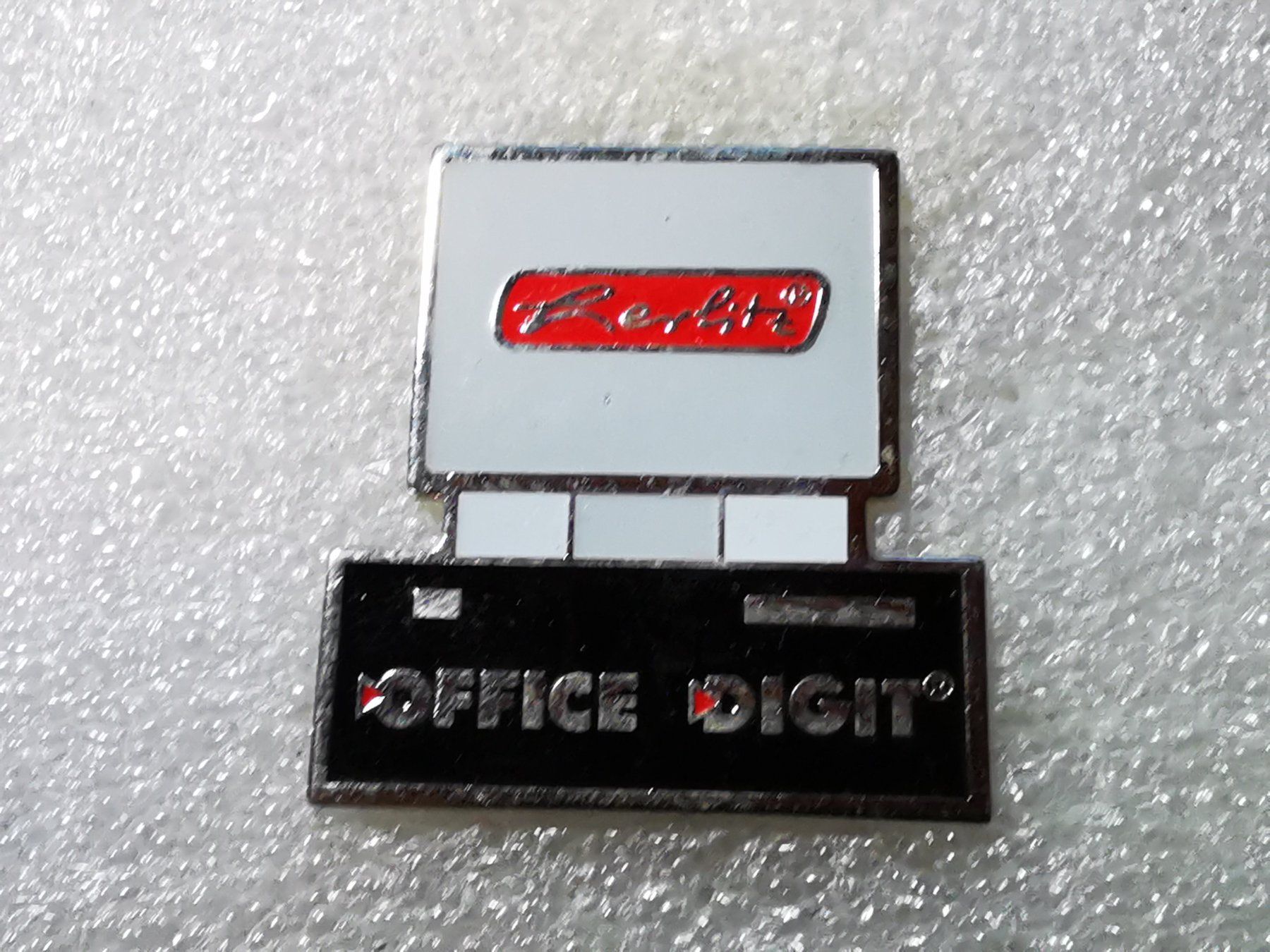Plaketten & Abzeichen: Ansteckpin 65: Office Digit – Gebraucht aus Oppligen von Pin-Fall-Shop