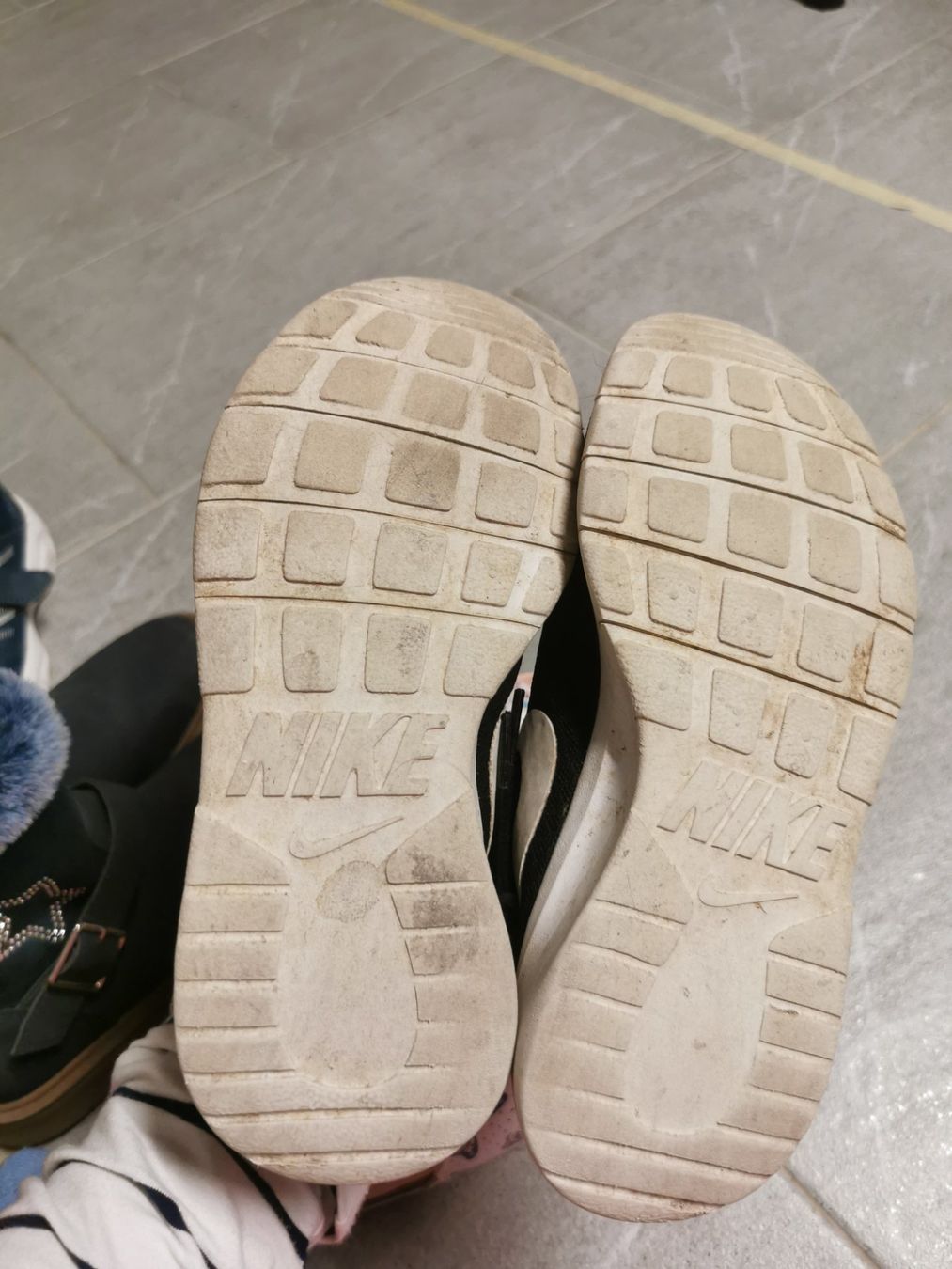 Nike Schuhe für Mädchen: 4 Paar Schuhe Gr. 33/34, teils neu – Gebraucht aus Konolfingen von torina85 7