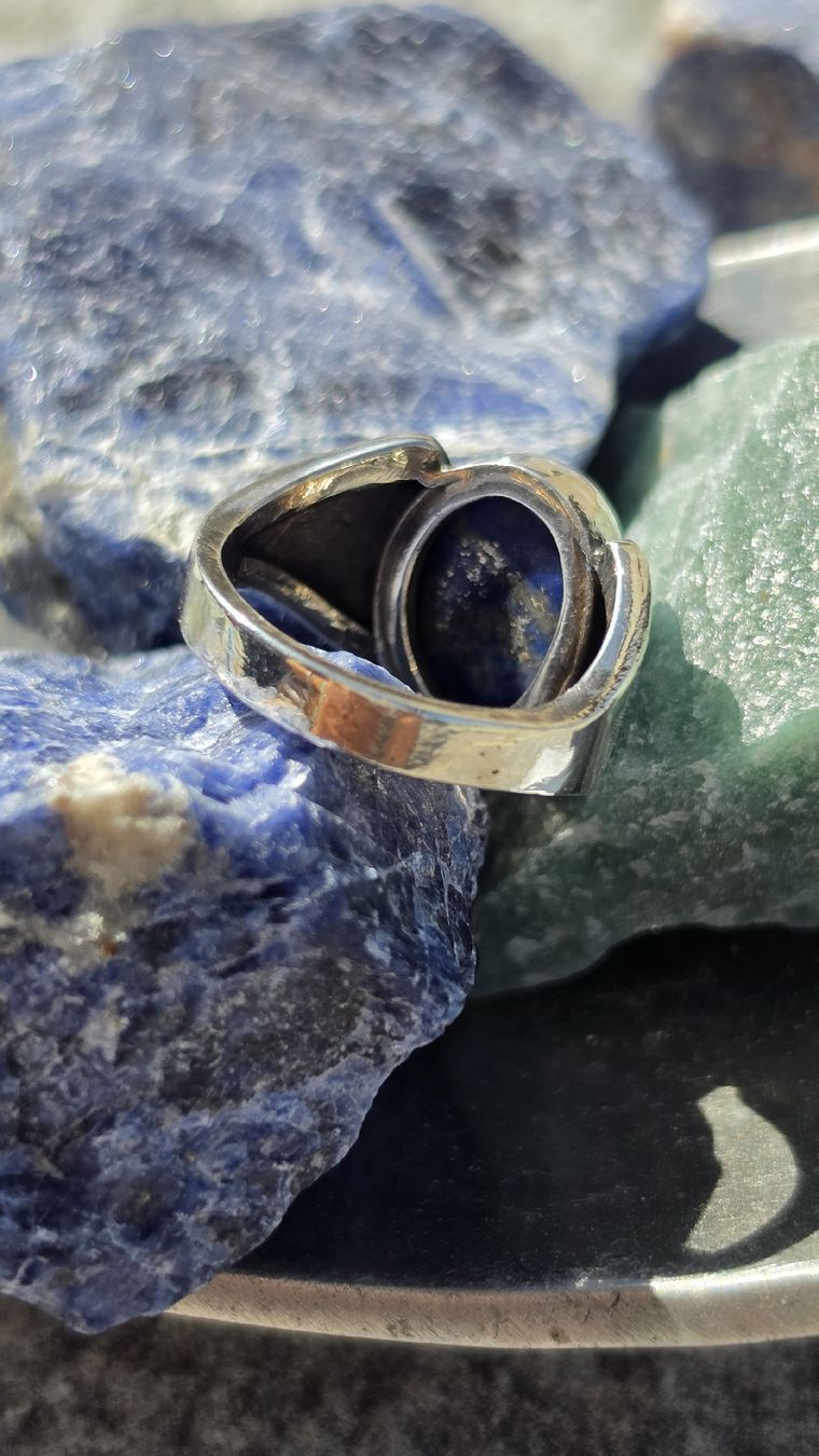 Anelli: Handmade Silberring mit Lapislazuli Stein Design graviert  – Nuovo e nell'imballaggio originale da Fislisbach venduto da Eye-Arts 5