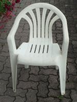 3 Plastikstühle, stapelbar, ungereinigt, also fleckig.