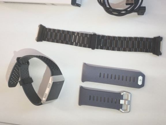 Fitbit Smartwatch: Fitbit Ionic armband x3 – Nuovo (secondo la descrizione) da Berikon venduto da Melanie_Alvin 3