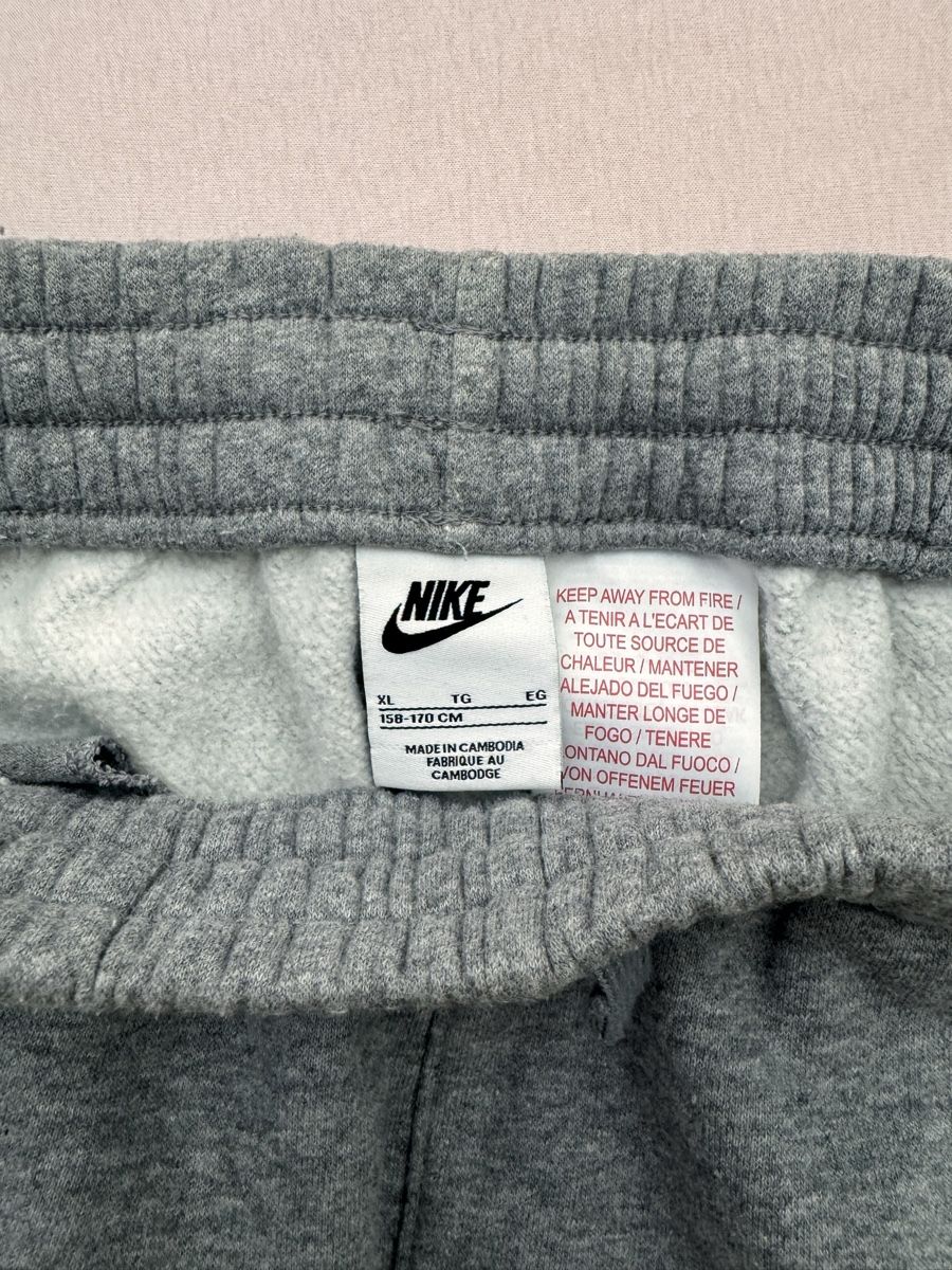 Nike Pantaloni: jogging Nike gris pour enfant  – Usato da Lausanne venduto da Michel_Ozcan 2