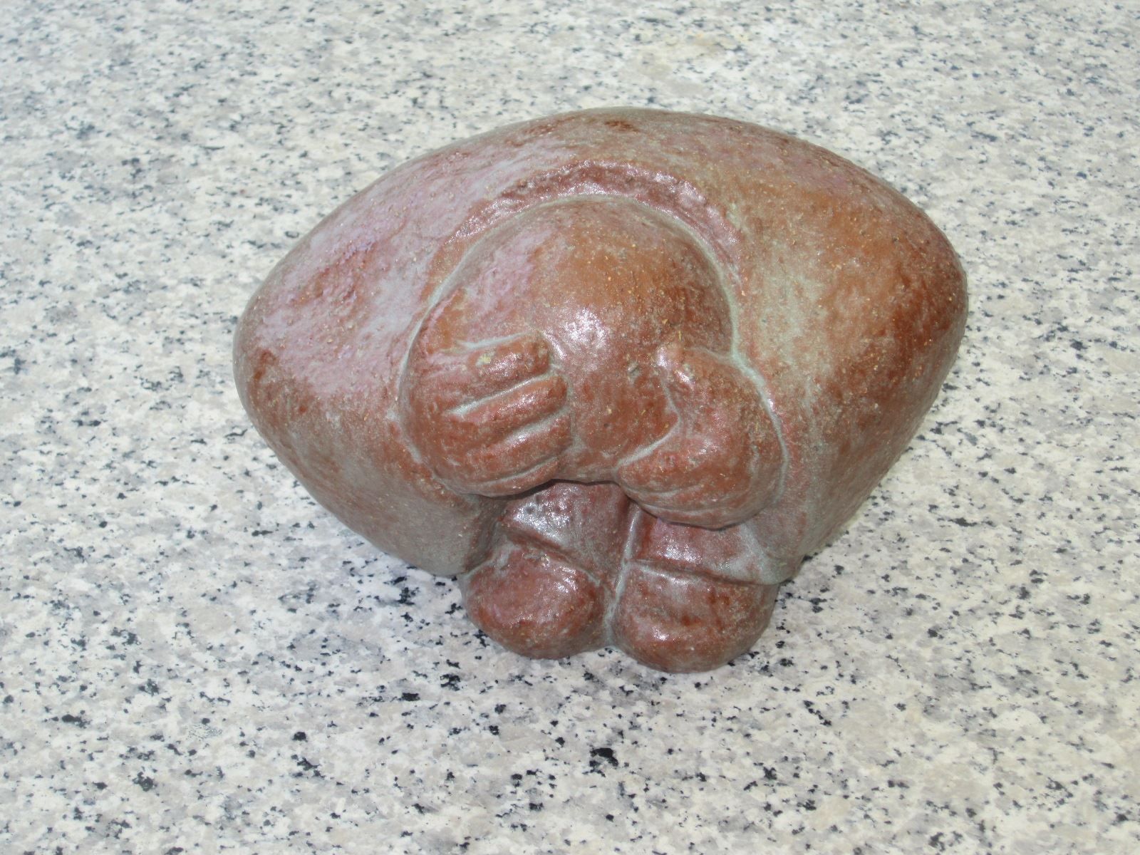 Figuren: Tonfigur kauernder / trauernder Mensch – Gebraucht aus Eggersriet von Fredb 2