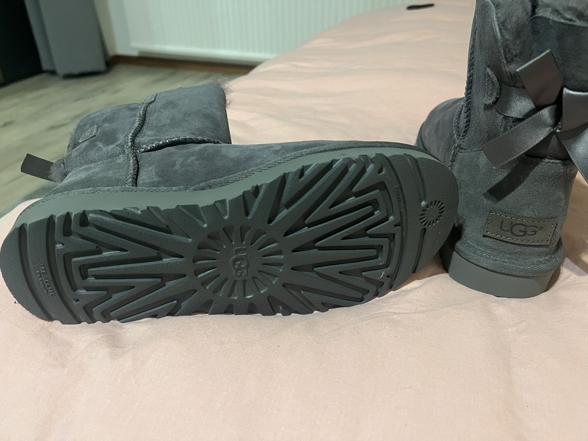 Chaussures femmes: Ugg Mini BOW grigi – Neuf (Voir description) à St Moritz par Ma_S2023 1