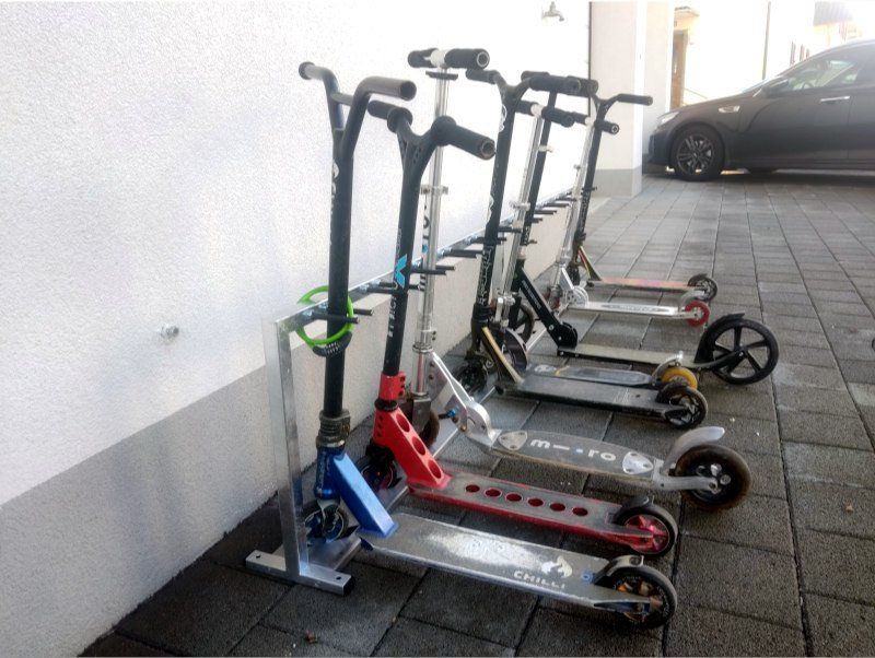 Kickboard: Scooter Ständer, Kickboard Ständer 12 Stellplätze – Nuovo e nell'imballaggio originale da Muri  AG venduto da Pfiabane