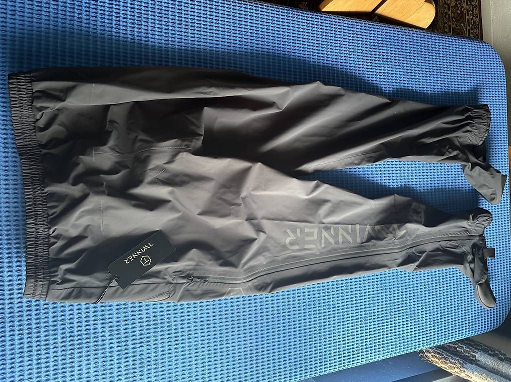 Thömus Hosen: Ungebrauchte Thömus Twinner Regenhose mit Schuhschutz – Neu (gemäss Beschreibung) aus Mumpf von Swiss-Motors