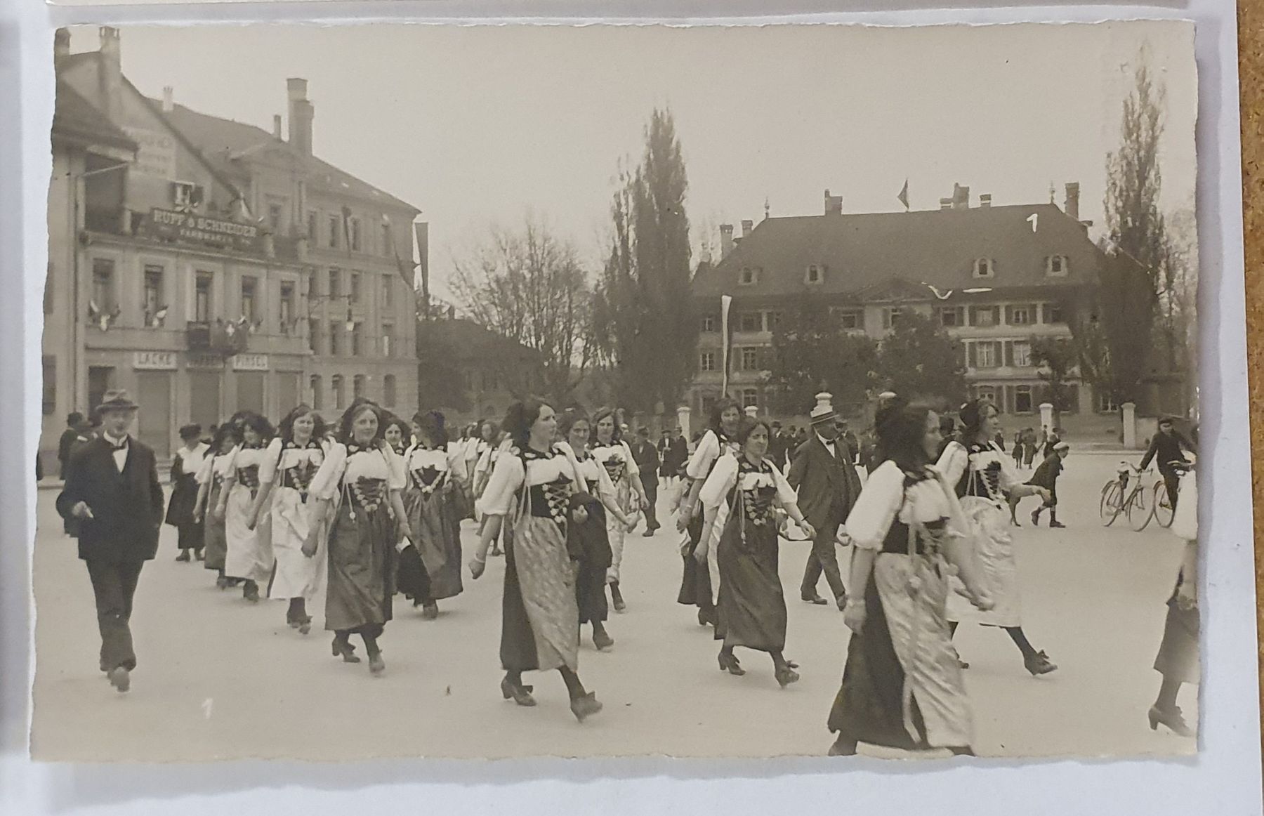 Cartoline postali: Bern - 8 alte Ansichtskarten Umzug Trachten – Usato da Kreuzlingen venduto da Rschweiz1 9