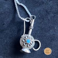 Mini Anhänger Kanne – türkisfarbener Stein – filigran