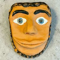 Sculpture naïve visage terre cuite peinte à la main, signée