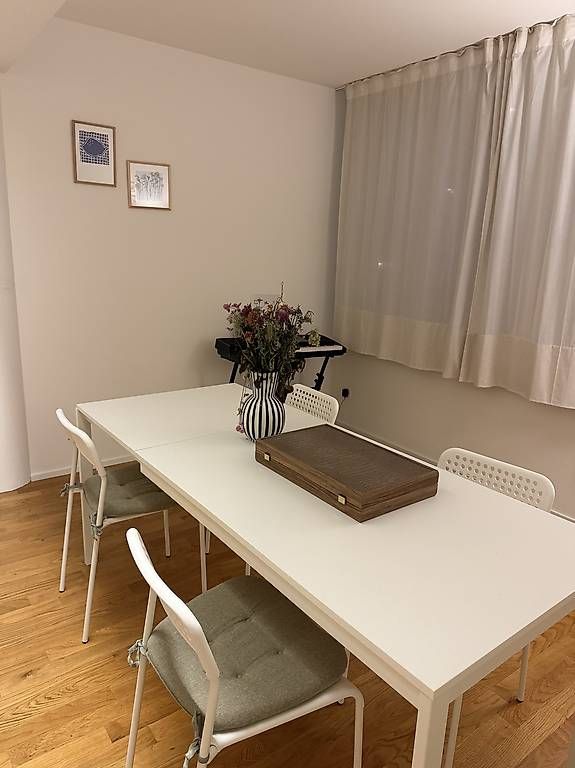 Set di tavolo e panche: Extendable table with 4 chairs – Usato da Basel venduto da you_5sm7