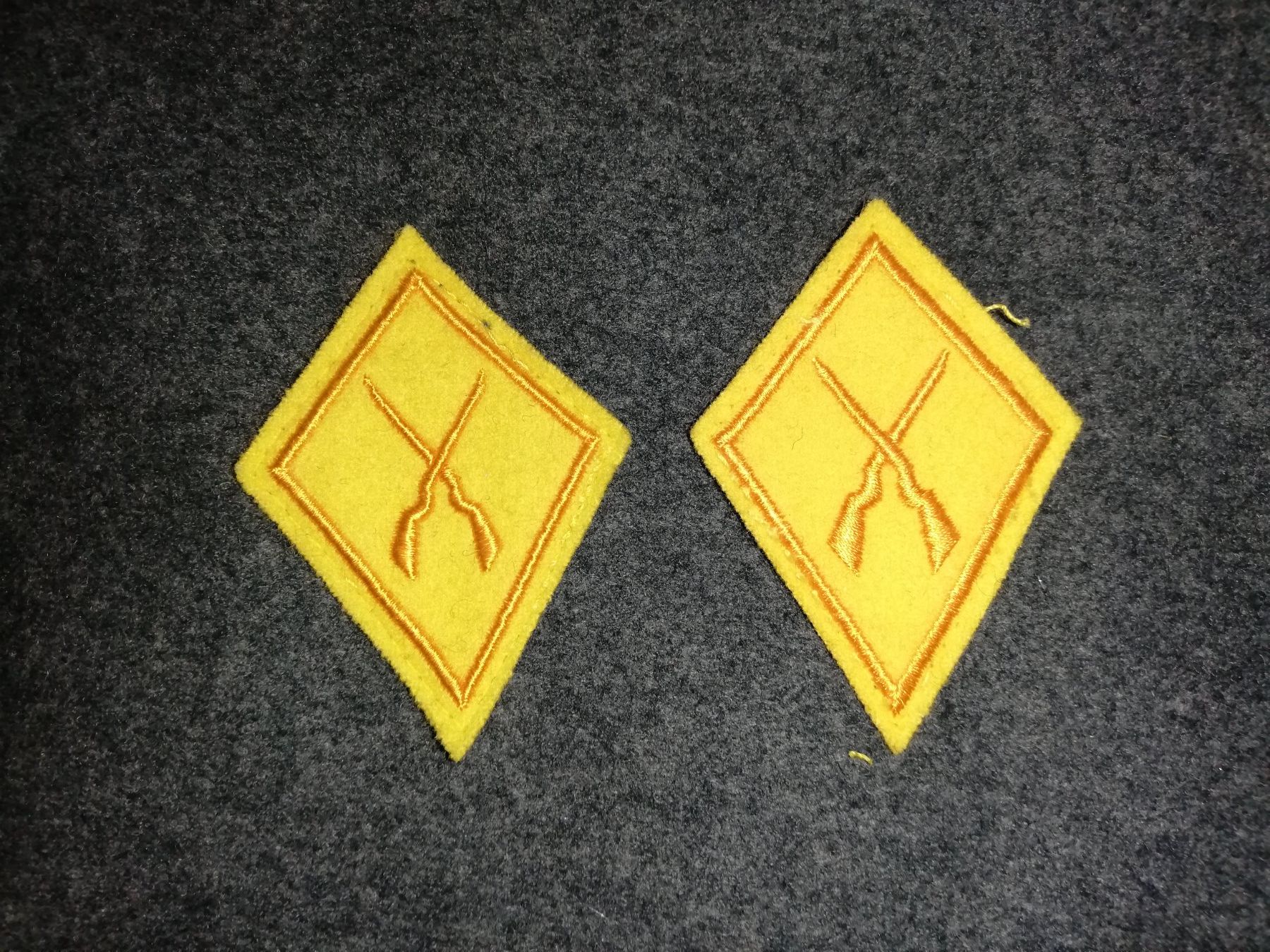 Schweizer Armee Placchette & Badge: Insignes de col Armée Suisse – Usato da Romanel-sur-Lausanne venduto da A559JBB