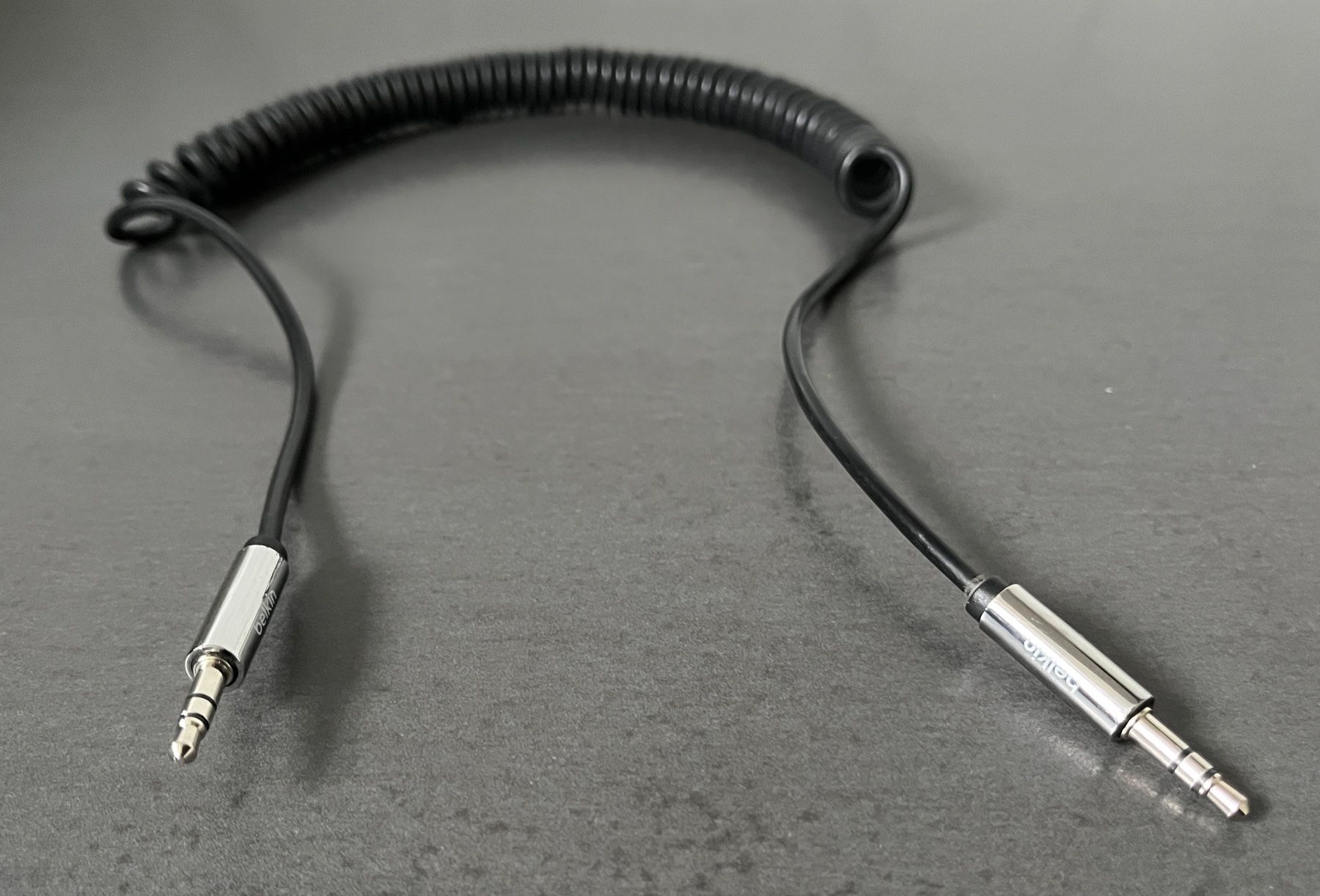Belkin Cavi: Câble enroulé - Belkin -  Audio Jack 3,5 mm - Noir – Nuovo (secondo la descrizione) da Chavornay venduto da HDesH