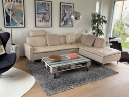 Elegante Beige Eckcouch/Lounge mit verstellbaren Kopfstützen