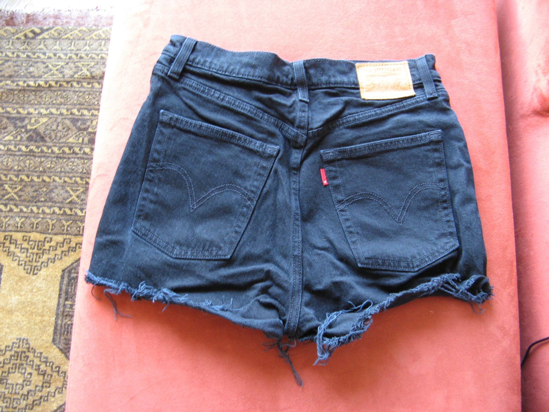 Levi's Pantaloni: schwarze Levi Strauss Hot Pants Gr. 28 – Usato da Zürich venduto da apil 3