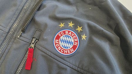 Gr. L FC Bayern München Kapuzenjacke