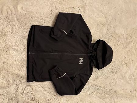 Schwarze Regenjacke