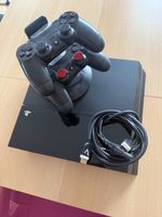 PlayStation 4 Konsole schwarz mit zwei Controllern