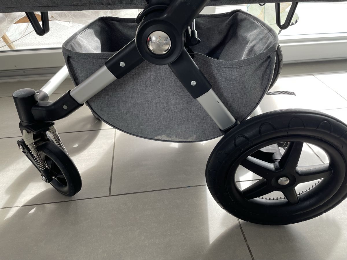 Bugaboo Carrozzine: Poussette Bugaboo Cameleon 3 nacelle + siège +accessoires – Usato da Chardonne venduto da ec_1 4
