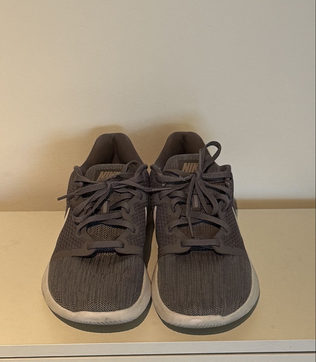 Nike Scarpe da uomo: Chaussures de sport, taille 40,5 grises – Usato da Sion venduto da bar_r96b 2