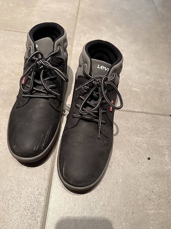 Scarpe da donna: Chaussures Levis chaudes taille 39 – Usato da Val d'Illiez venduto da sabesabe66 1