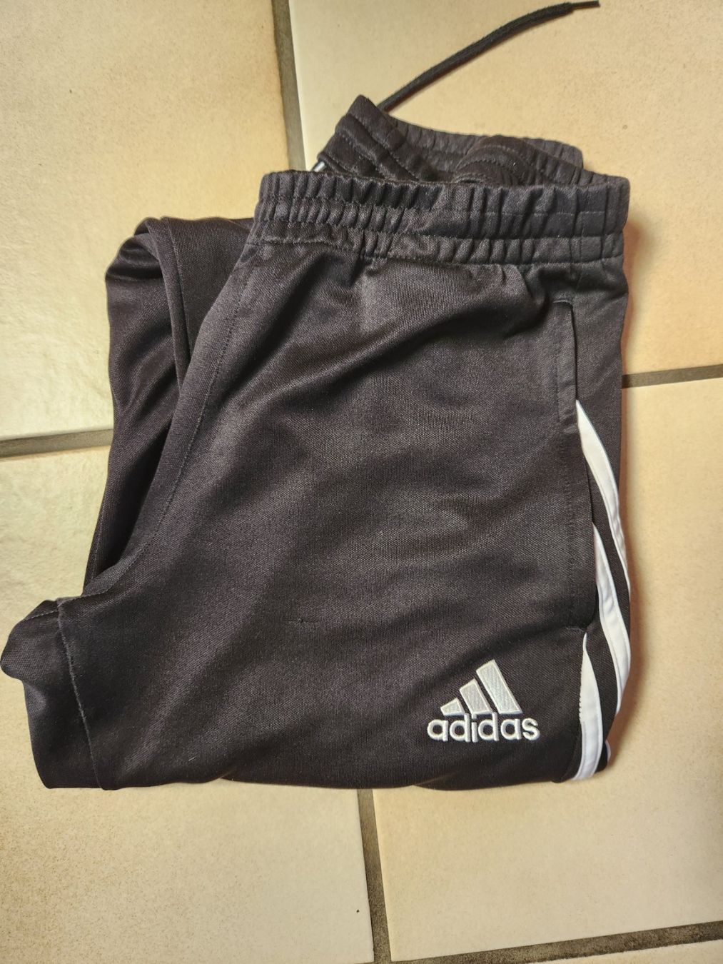 Adidas Pantaloni: Adidas Trainerhose Gr.M Schwarz – Usato da Gstaad venduto da Meiel2020 2