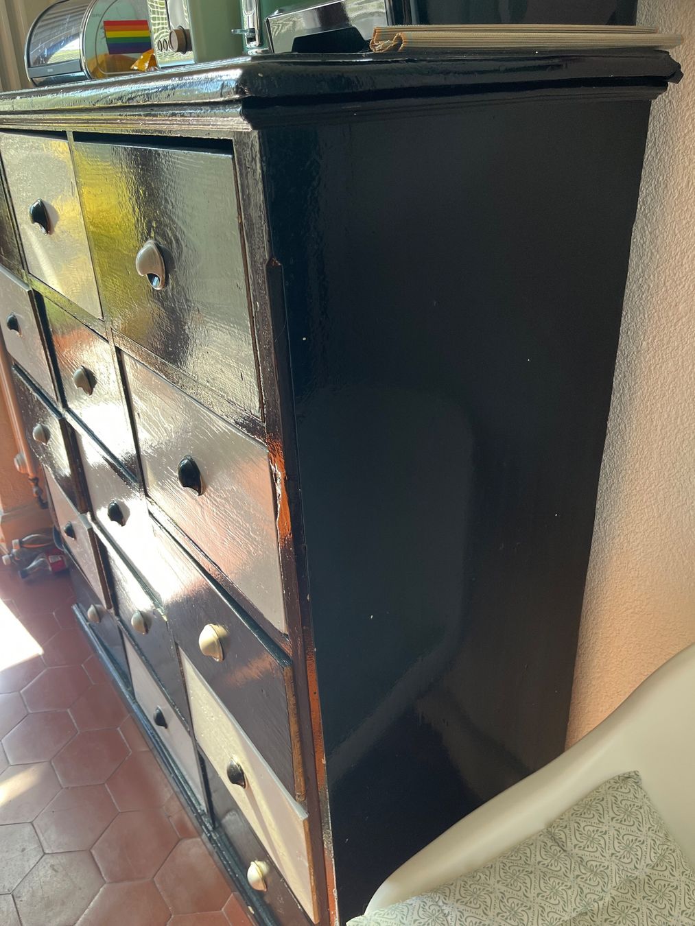 Cassettiere: Holzkommode mit Schachmuster (Schwarz/Weiss) – Usato da Basel venduto da rec_6ykz 1