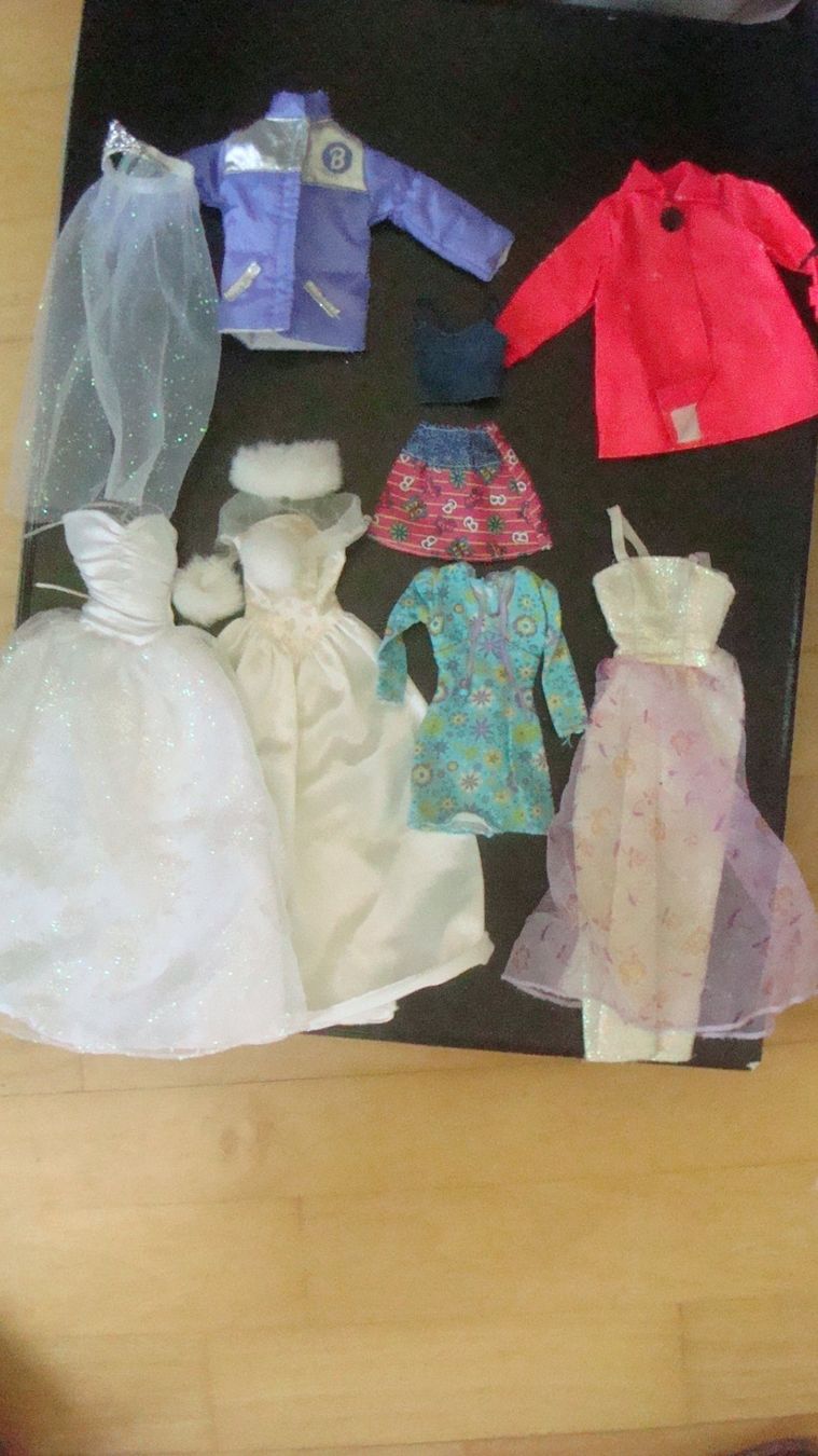 Poupées: Ältere Barbiekleider mit Etikette – D'occasion à Münchenstein par Pesci6