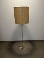 Lampe sur pied vintage, abat-jour en rotin tressé, bon état.