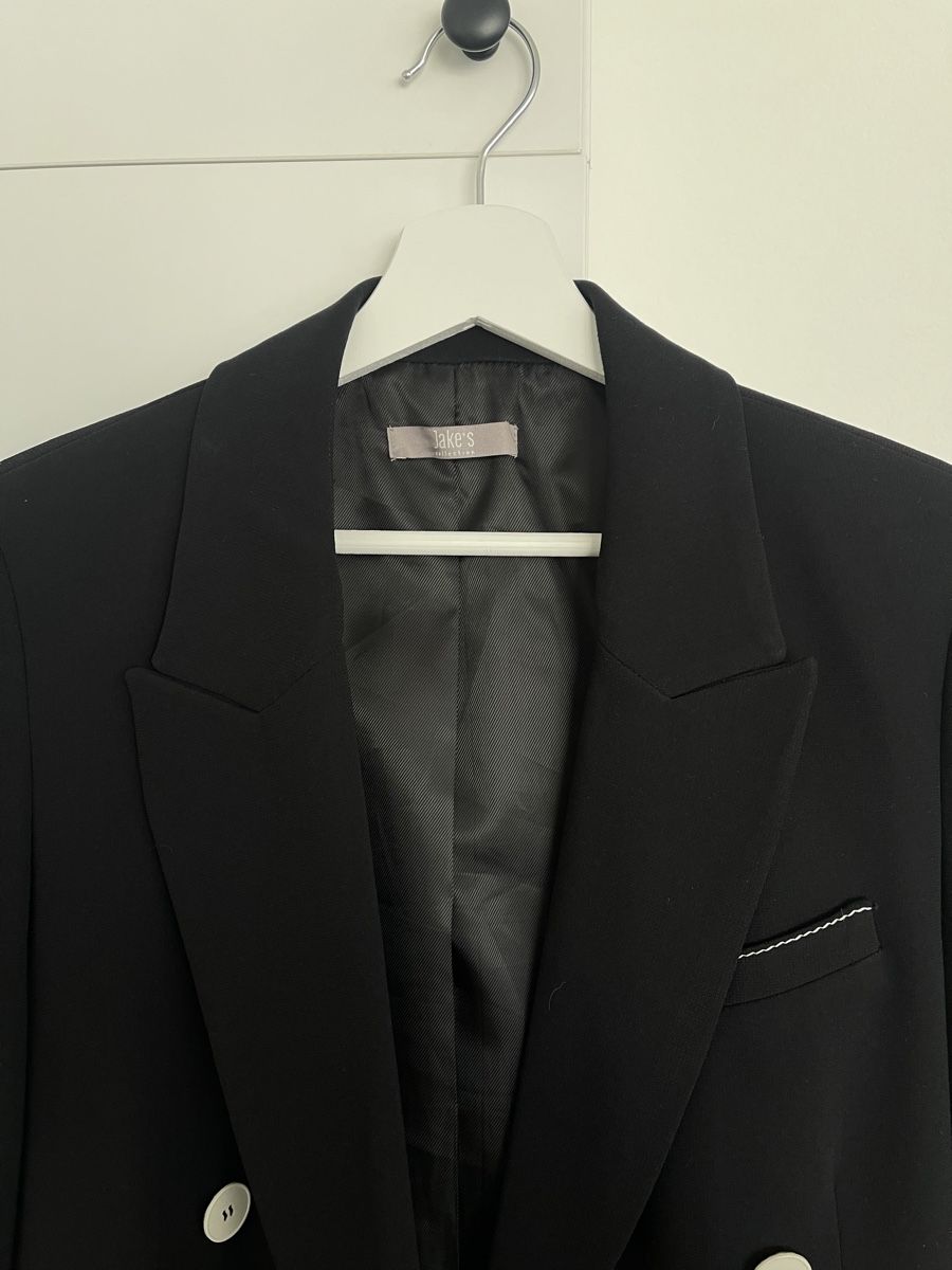 Giacche: Feiner Schwarzer Blazer mit Kontrastknöpfen – Nuovo (secondo la descrizione) da Zürich venduto da mel_87ct 2