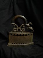 Antikes Bügeleisen aus Gusseisen mit Drachenornament