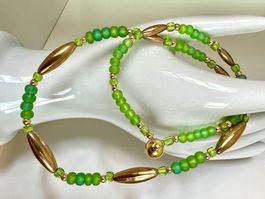 Irisierende Glasperlen-Kette in Grün mit Goldakzenten Unikat