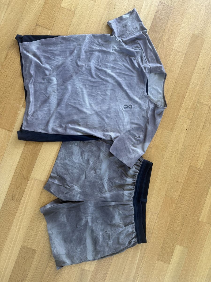 On T-shirt: On Running Shirt + Shorts Gr. M – Usato da Glattpark (Opfikon) venduto da FredMax8
