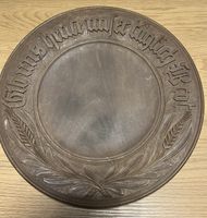 Alte Holzplatte mit Schriftzug und Lorbeerkranz