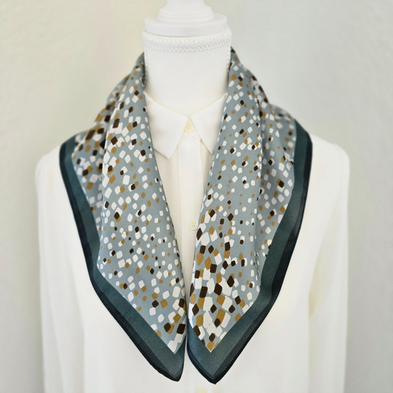Foulard & Sciarpe: New 53cm Light Teal Silk Scarf, Mosaic Pattern 100% Silk – Nuovo e nell'imballaggio originale da Baar venduto da virginiablossoms