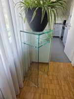 Säule aus Glas mit Ablage