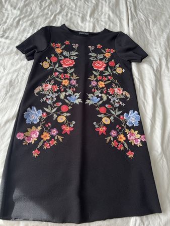 Schönes Zara Kleid mit Blumenmuster, Grösse S, neuwertig!