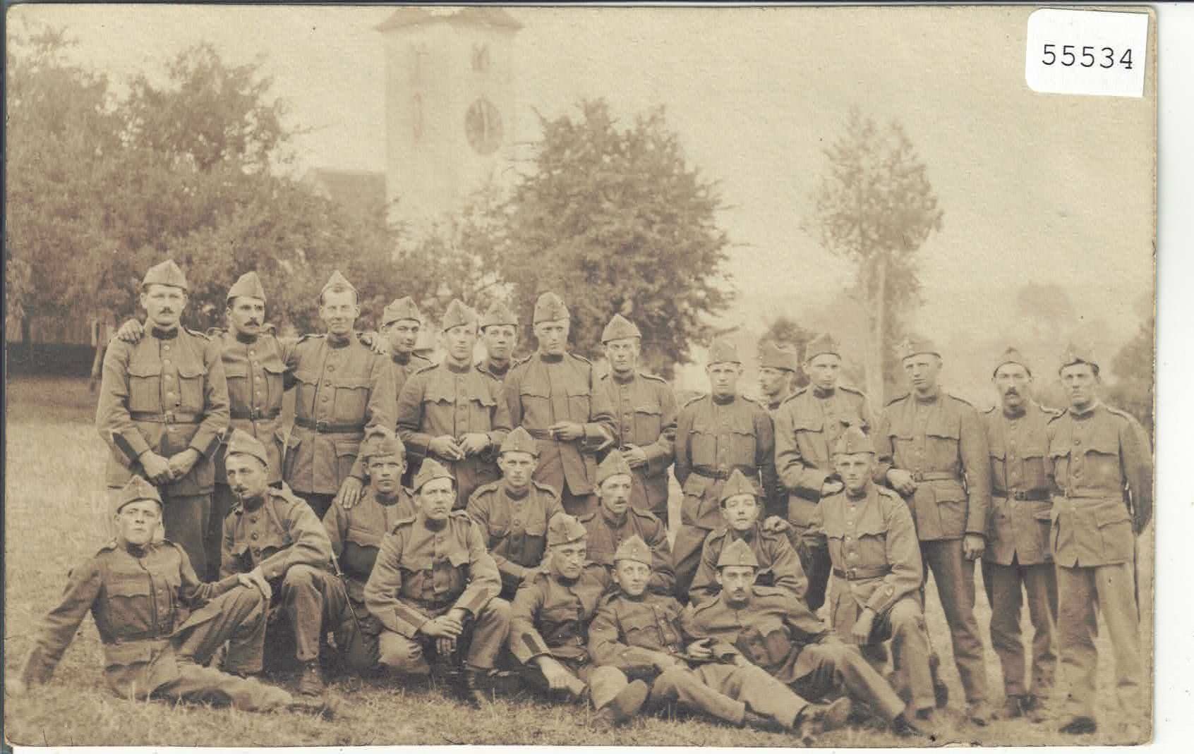 Ansichtskarten: Armee Suisse - Vor der Kirche – Gebraucht aus Ettingen von Kartenplanet
