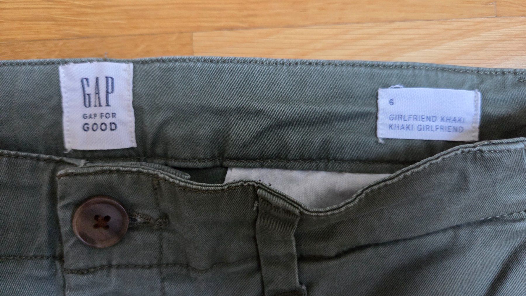 Gap Pantaloni: GAP Girlfriend Chino Khaki – Usato da Fislisbach venduto da Maieriisli25 1