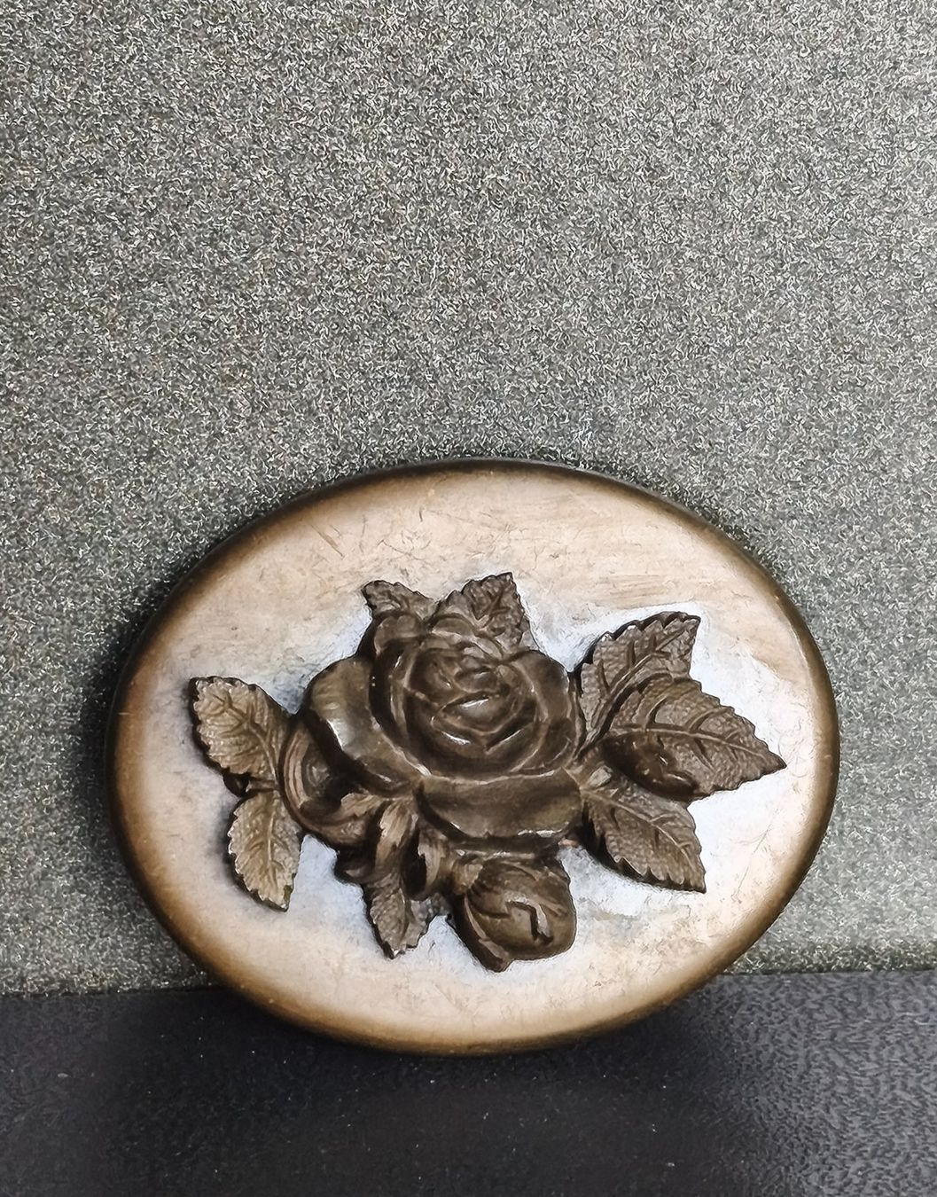 Broschen & Nadeln: Vintage Brosche mit Rosenmuster, aus Bakelit oder Catalin – Gebraucht aus Zürich von Tanteemma369