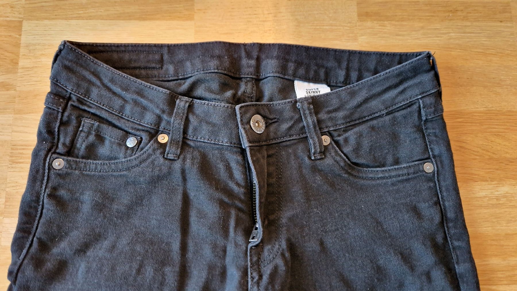 H&M Jeans: Schwarze Skinny Jeans – Gebraucht aus Riehen von Aconitum 1