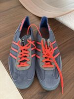Baskets Adidas gris-rouge taille 40,5 état d'occasion