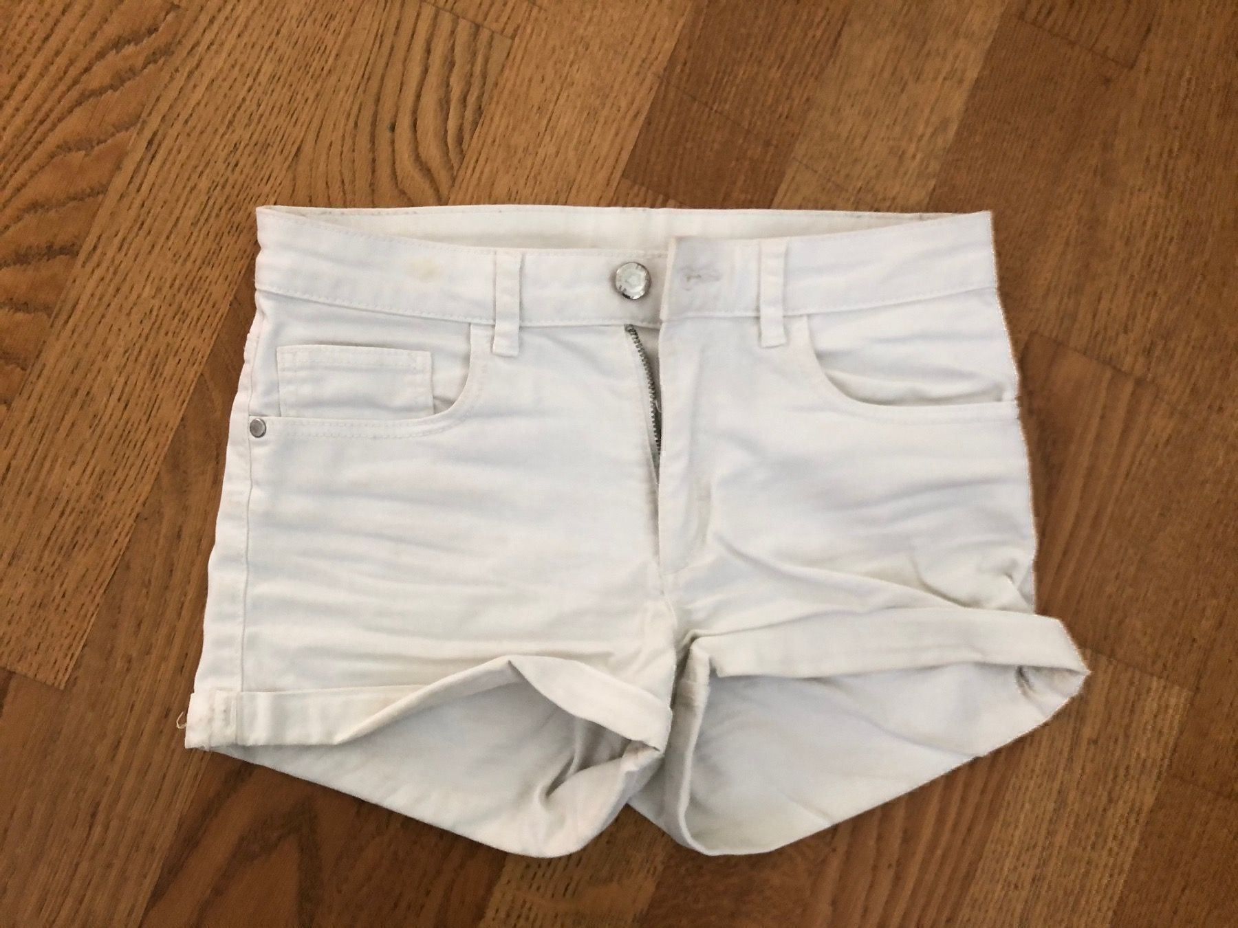 H&M Pantaloni: JEANSSHORTS H&M  Gr. 158 weiss – Usato da Wattwil venduto da jopara