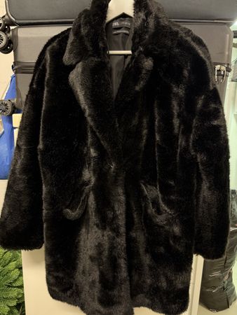 Schwarzer Zara Fake Fur Mantel - Kuschelig durch Winter!