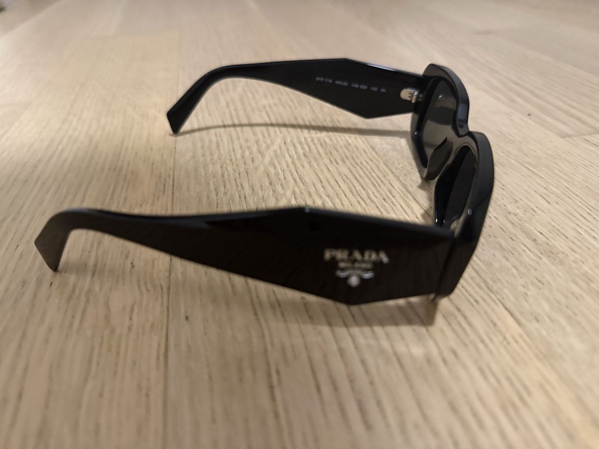 Prada Brillen & Gläser: Schwarze Sonnenbrille PRADA  – Gebraucht aus Winterthur von Lxh.568 1