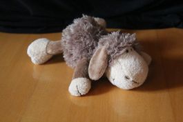 Braunes Nici Schaf liegend