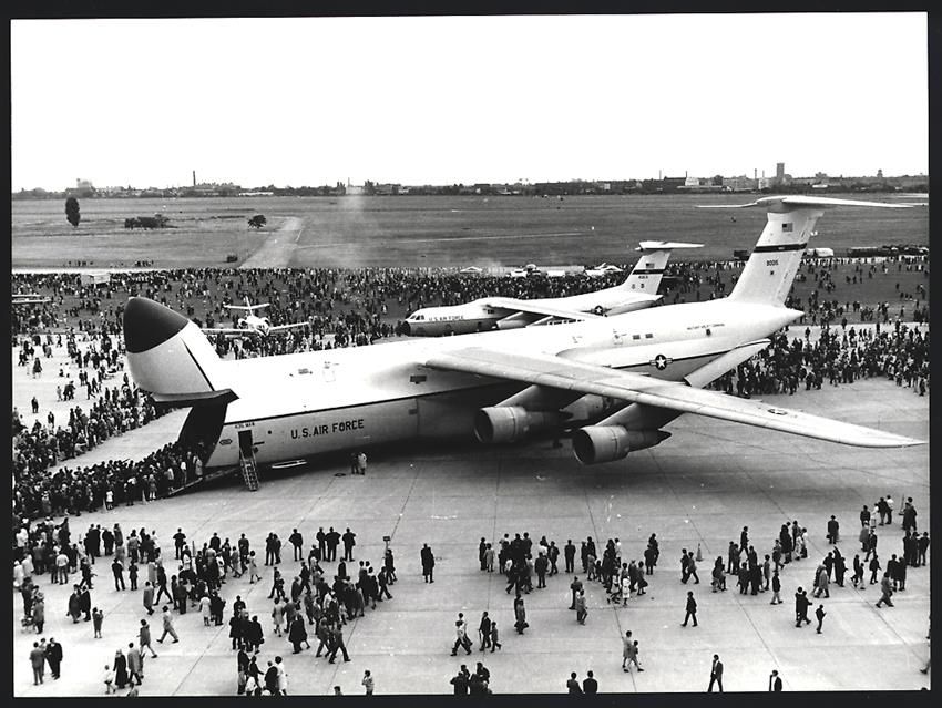 Fotografie & Manifesti: Fotografie Ansicht Berlin-Tempelhof, Flu – Usato da Berlin venduto da bartko-reher