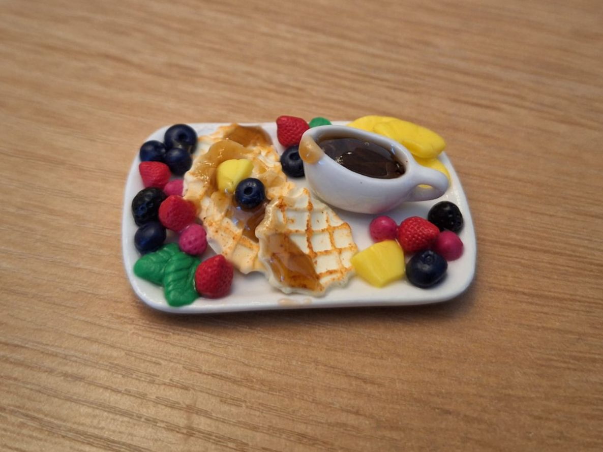 Case e mobili per bambole: Handmade Waffeln mit Beeren Teller – Nuovo (secondo la descrizione) da Zürich venduto da HandmadeTinyFood 3
