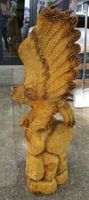 Adlerfigur aus Holz geschnitzt