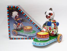Blech Panda auf Wagen fährt und trommelt zum aufziehen