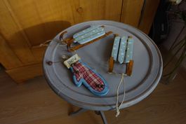 Hübsches Winter Deko-Set aus Holz, Schlitten/Handschuh